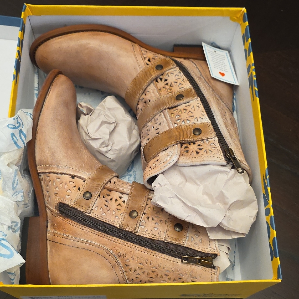 NWT Sbucca Genuine Leather Tan Ankle Boots with Cutout Design Never Worn